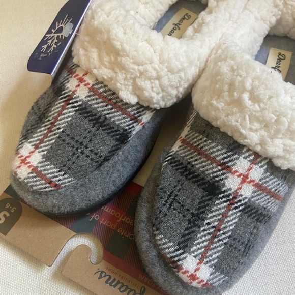Dearfoams memory foam and sherpa trim slippers – NEW - Picture 3 of 9